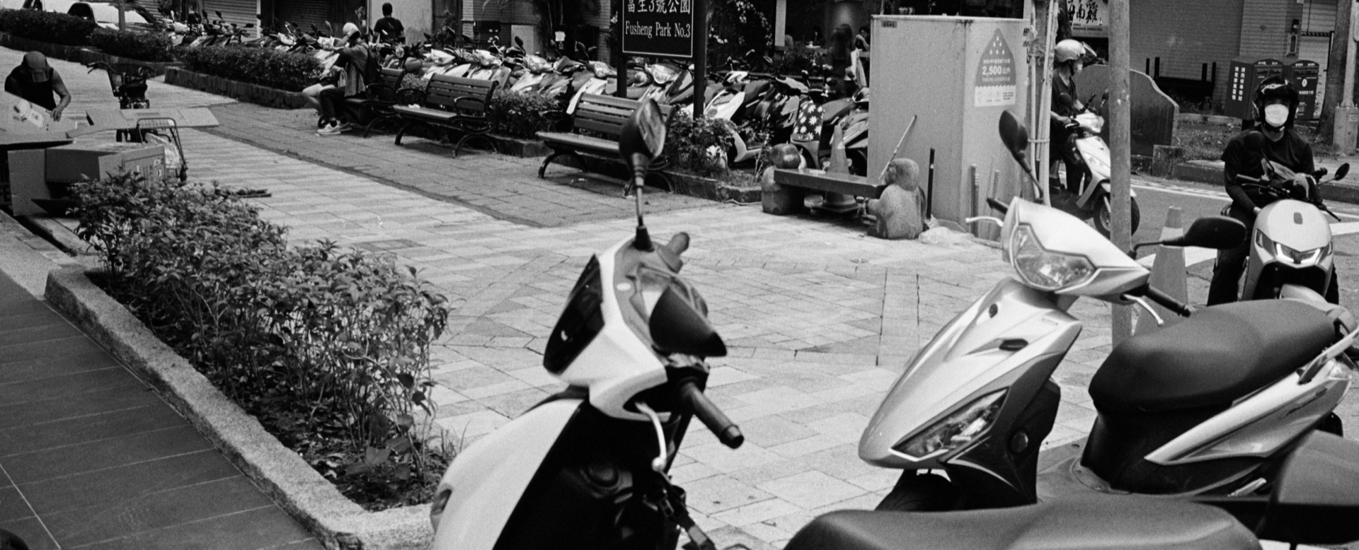 Scooters in Taipei 27